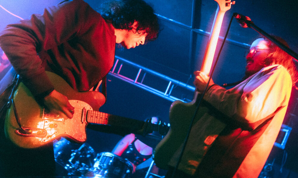 Solario presenta No Molestar, un EP grabado entre Chile, México e Irlanda que mezcla rock latino y city pop. Nueva etapa para la banda valdiviana. Foto por Rebeca Piceros.