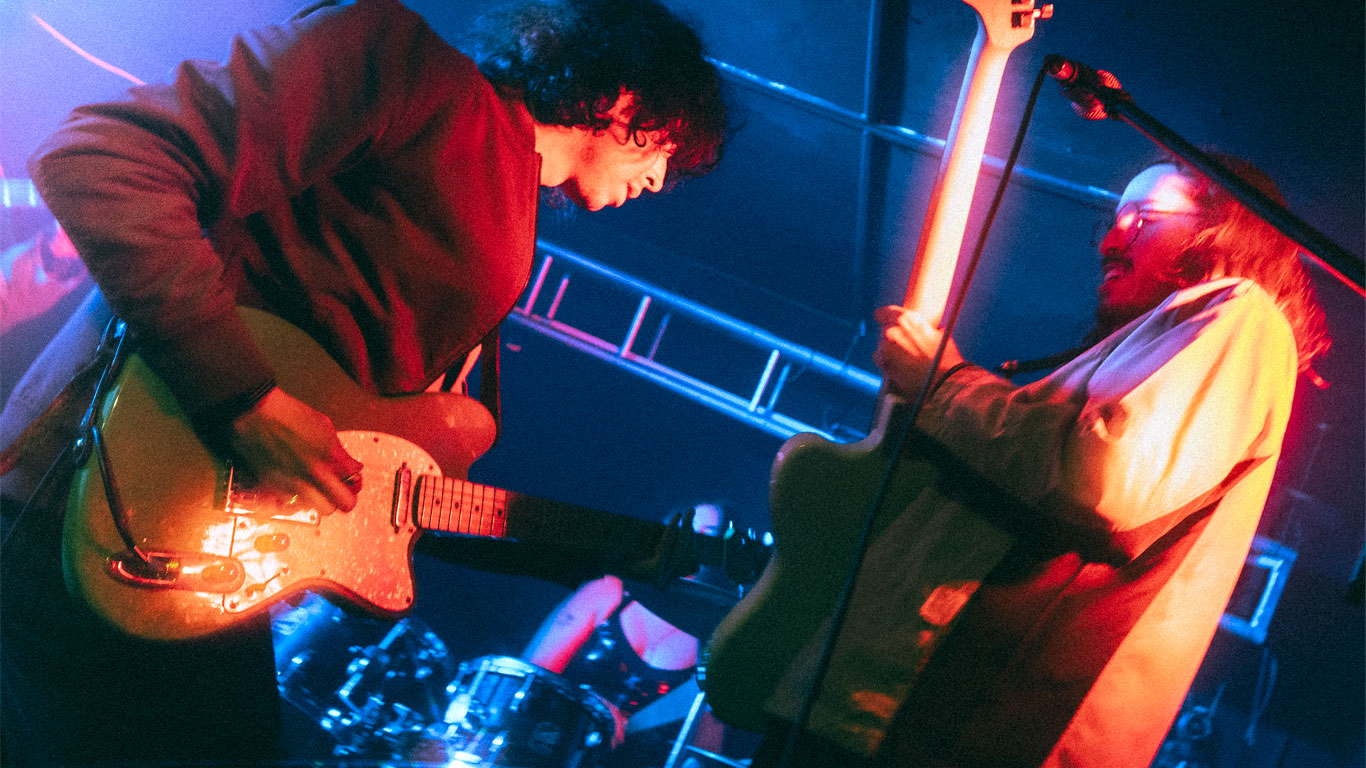 Solario presenta No Molestar, un EP grabado entre Chile, México e Irlanda que mezcla rock latino y city pop. Nueva etapa para la banda valdiviana. Foto por Rebeca Piceros.